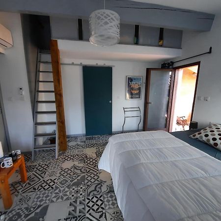 Le Lodge Des Chenes Brousses-et-Villaret Esterno foto