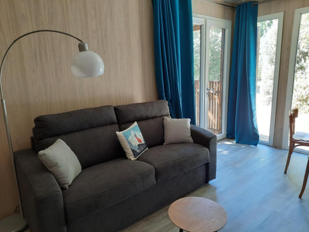 Le Lodge Des Chenes Brousses-et-Villaret Esterno foto