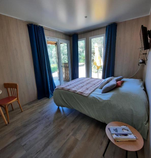 Le Lodge Des Chenes Brousses-et-Villaret Esterno foto